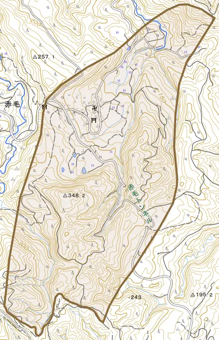 赤毛とその周辺の地図。町の範囲を重ねている