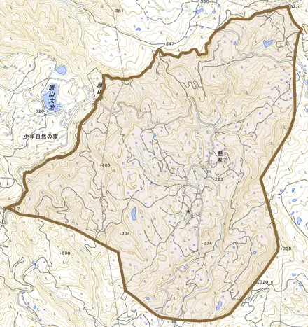 懸札とその周辺の地図。町の範囲を重ねている