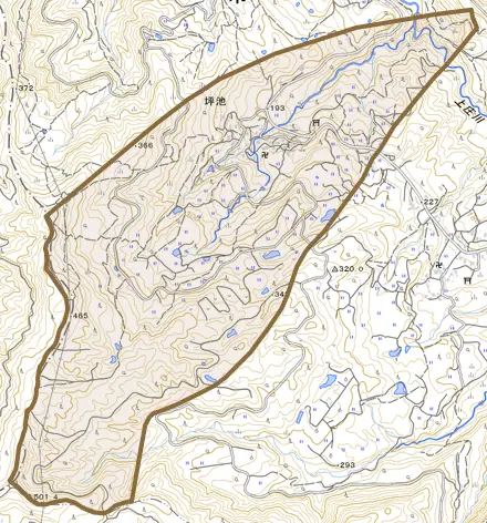 坪池とその周辺の地図。町の範囲を重ねている
