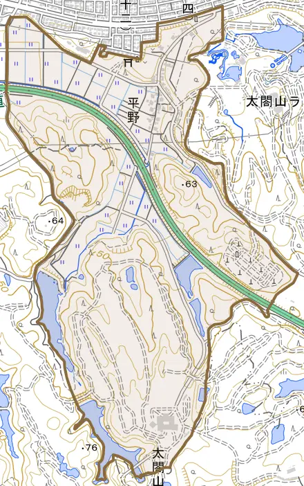 平野とその周辺の地図。町の範囲を重ねている