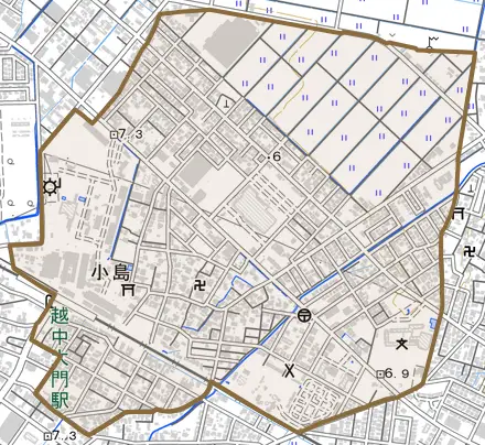 小島とその周辺の地図。町の範囲を重ねている
