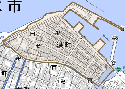 港町とその周辺の地図。町の範囲を重ねている