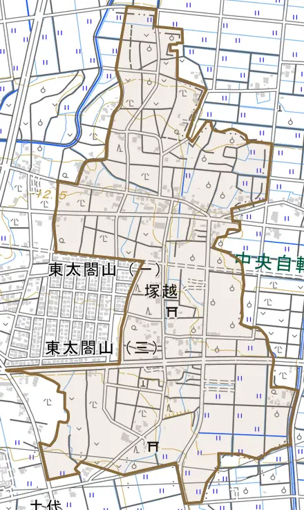塚越とその周辺の地図。町の範囲を重ねている