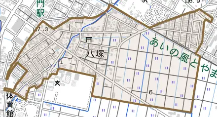 八塚とその周辺の地図。町の範囲を重ねている