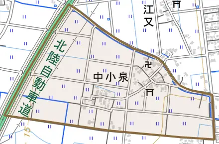 中小泉とその周辺の地図。町の範囲を重ねている