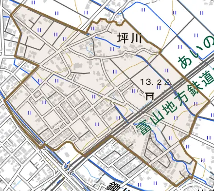 坪川とその周辺の地図。町の範囲を重ねている