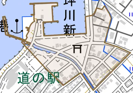 坪川新とその周辺の地図。町の範囲を重ねている