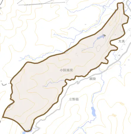 小院瀬見とその周辺の地図。町の範囲を重ねている