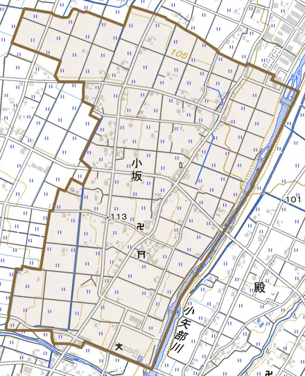 小坂とその周辺の地図。町の範囲を重ねている