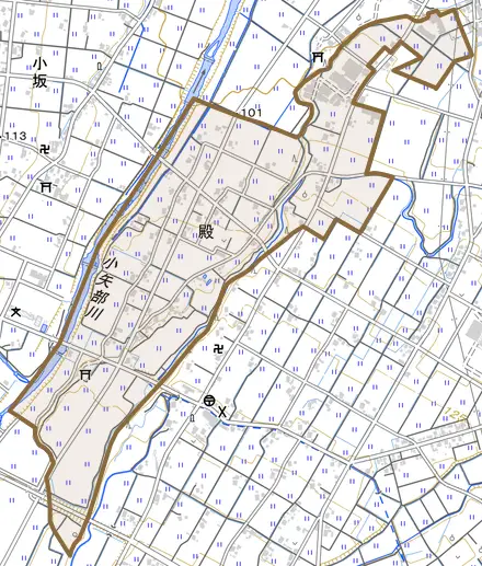 殿とその周辺の地図。町の範囲を重ねている