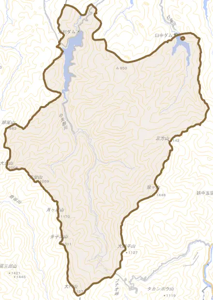 刀利とその周辺の地図。町の範囲を重ねている