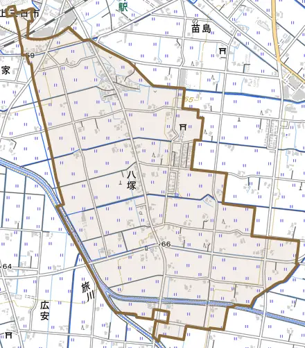 八塚とその周辺の地図。町の範囲を重ねている
