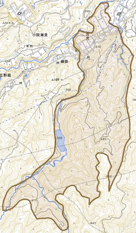 吉見とその周辺の地図。町の範囲を重ねている