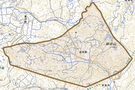 道坪野とその周辺の地図。町の範囲を重ねている