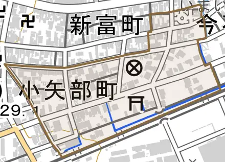 小矢部町とその周辺の地図。町の範囲を重ねている