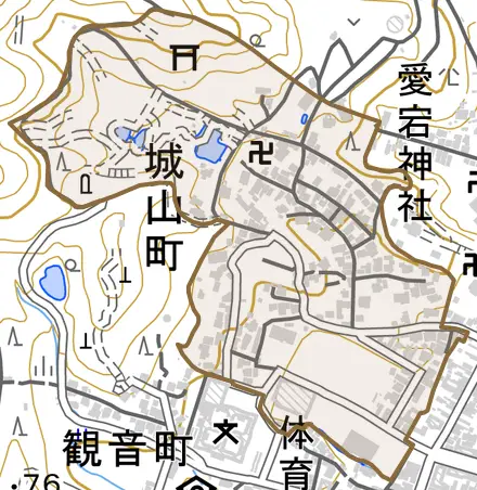 城山町とその周辺の地図。町の範囲を重ねている