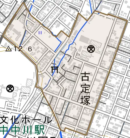 古定塚とその周辺の地図。町の範囲を重ねている
