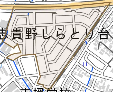 志貴野しらとり台とその周辺の地図。町の範囲を重ねている