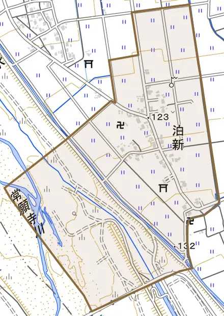 泊新とその周辺の地図。町の範囲を重ねている