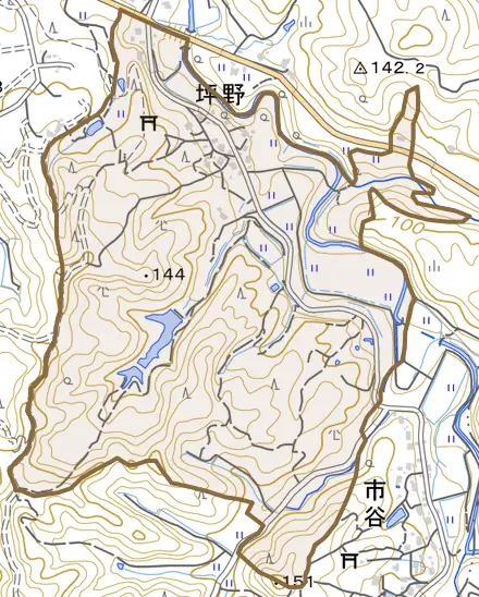 坪野とその周辺の地図。町の範囲を重ねている