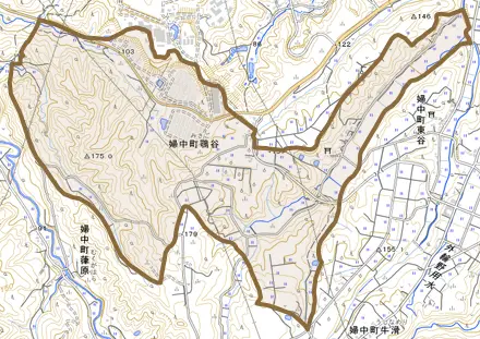 婦中町鶚谷とその周辺の地図。町の範囲を重ねている