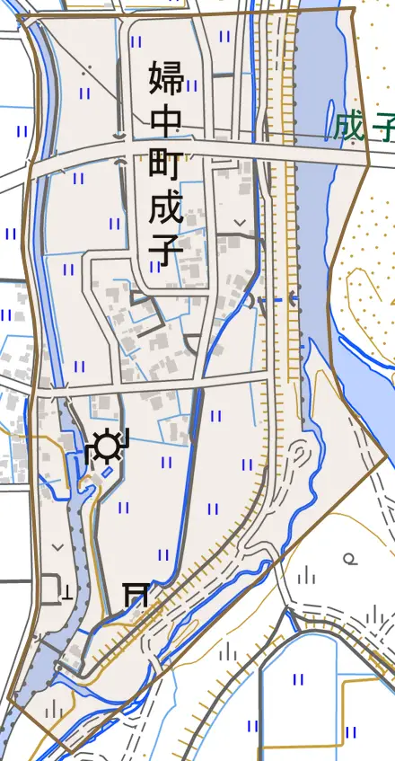 婦中町成子とその周辺の地図。町の範囲を重ねている