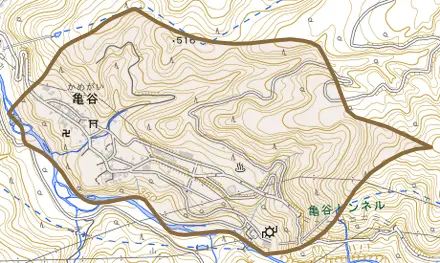 亀谷とその周辺の地図。町の範囲を重ねている