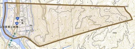 町長とその周辺の地図。町の範囲を重ねている
