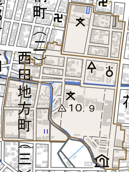 西田地方町とその周辺の地図。町の範囲を重ねている