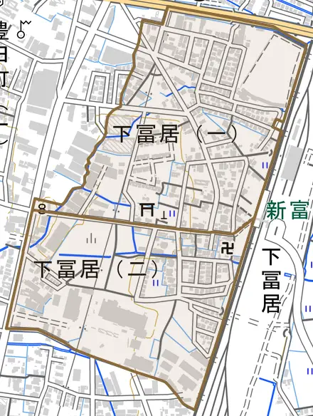 下冨居とその周辺の地図。町の範囲を重ねている