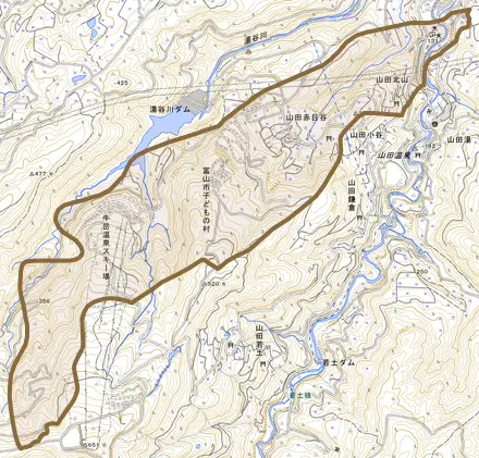 山田赤目谷とその周辺の地図。町の範囲を重ねている