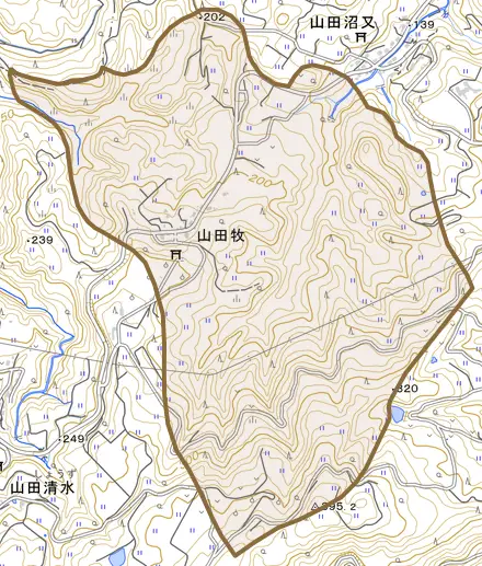 山田牧とその周辺の地図。町の範囲を重ねている