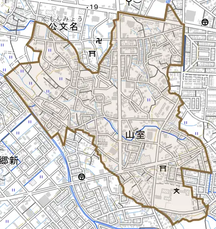 山室とその周辺の地図。町の範囲を重ねている