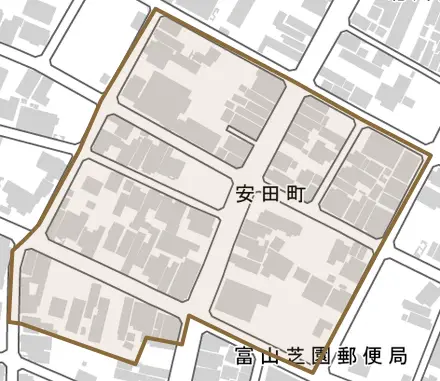 安田町とその周辺の地図。町の範囲を重ねている