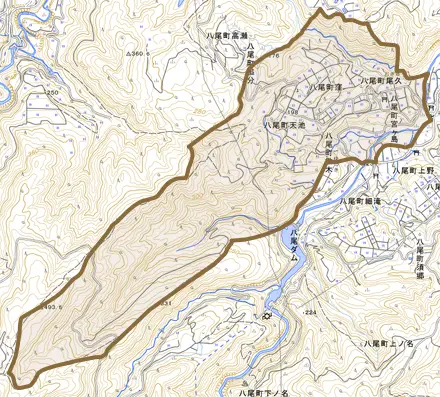 八尾町天池とその周辺の地図。町の範囲を重ねている