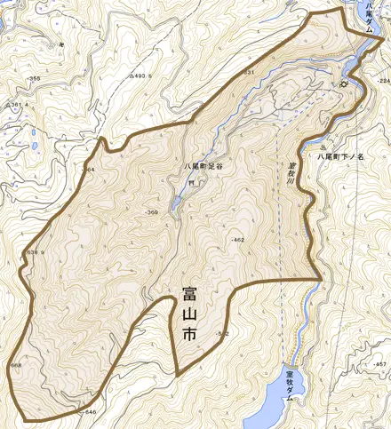 八尾町足谷とその周辺の地図。町の範囲を重ねている