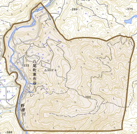 八尾町東布谷とその周辺の地図。町の範囲を重ねている