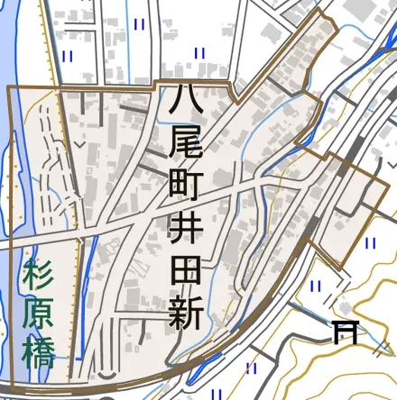 八尾町井田新とその周辺の地図。町の範囲を重ねている