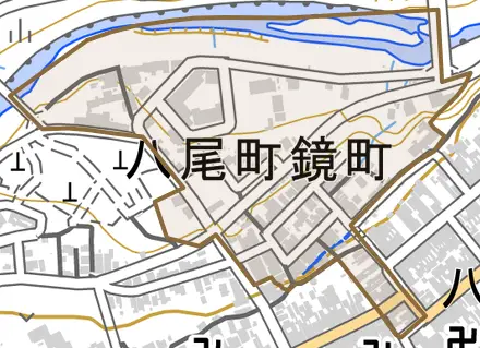 八尾町鏡町とその周辺の地図。町の範囲を重ねている
