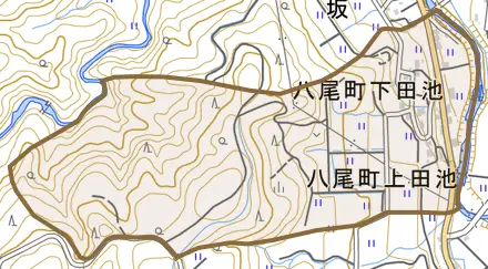 八尾町上田池とその周辺の地図。町の範囲を重ねている