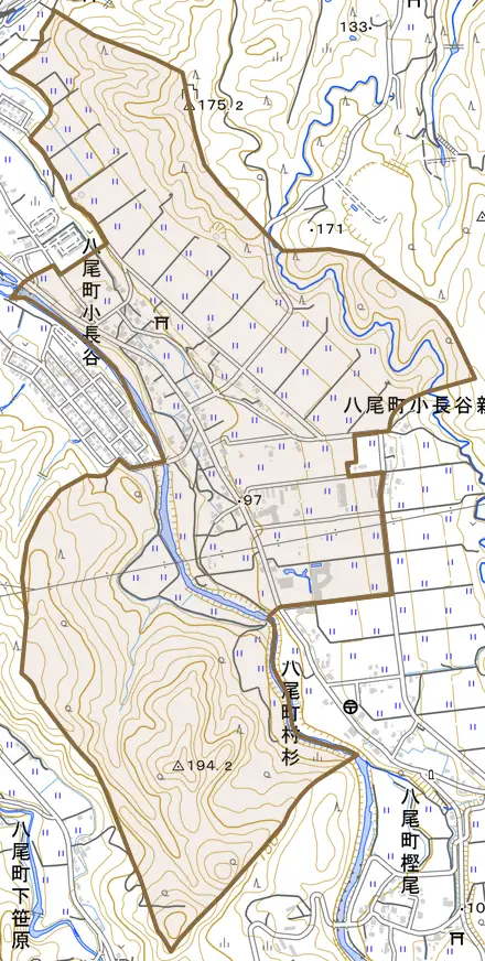 八尾町小長谷とその周辺の地図。町の範囲を重ねている