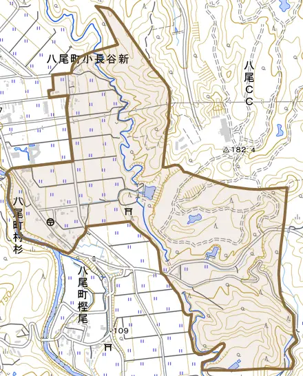八尾町小長谷新とその周辺の地図。町の範囲を重ねている