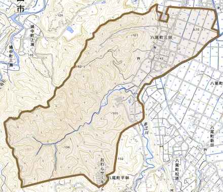 八尾町三田とその周辺の地図。町の範囲を重ねている