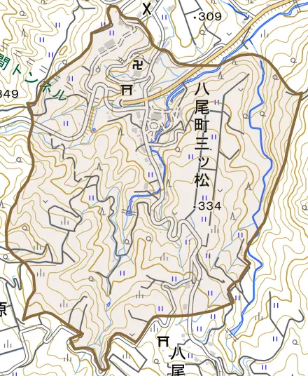 八尾町三ツ松とその周辺の地図。町の範囲を重ねている