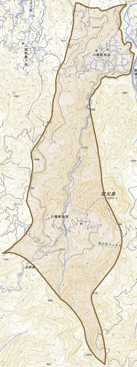 八尾町布谷とその周辺の地図。町の範囲を重ねている