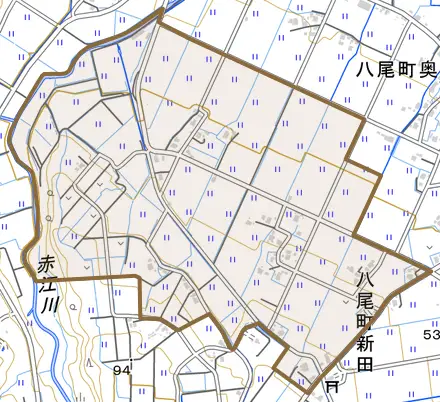八尾町新田とその周辺の地図。町の範囲を重ねている