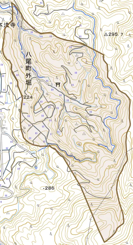 八尾町外堀とその周辺の地図。町の範囲を重ねている
