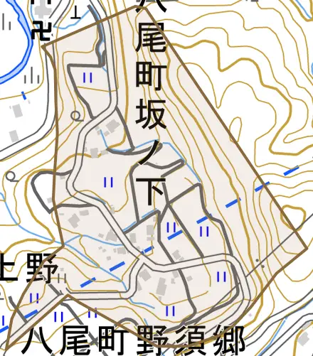八尾町高尾とその周辺の地図。町の範囲を重ねている
