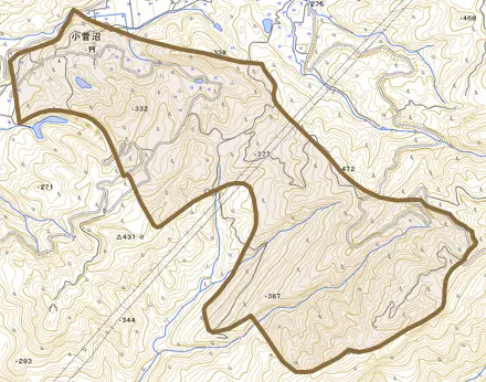 小菅沼とその周辺の地図。町の範囲を重ねている