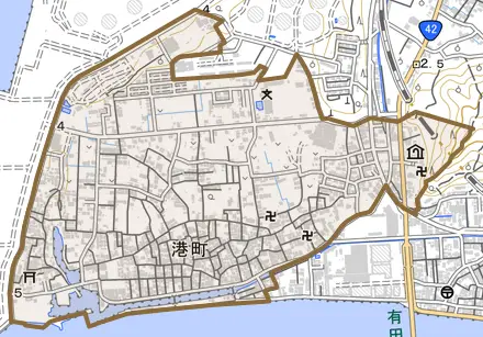 港町とその周辺の地図。町の範囲を重ねている